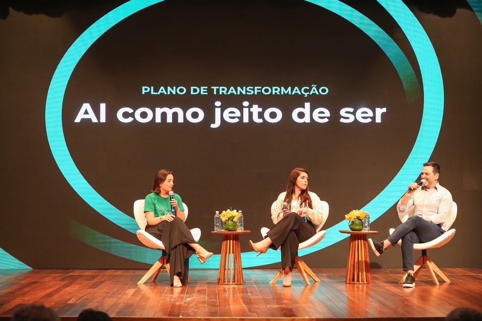 Mayra Villas Boas, head de IA da Stone, e Marcelo Pereira, diretor comercial da Dell, falaram sobre a jornada do cliente — Foto: Marco Sobral