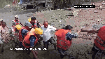 O que causou a avalanche de lama na fronteira entre Nepal e Tibete?