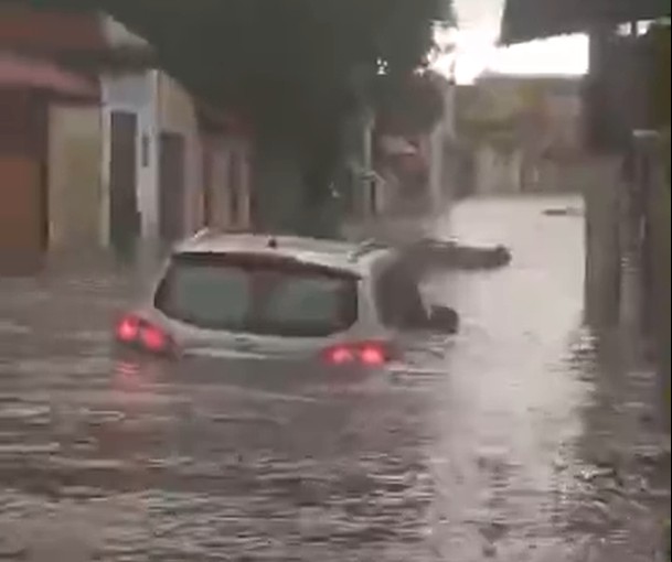Temporal derruba árvores, causa desabamentos e deixa 45 mil sem luz na Grande SP