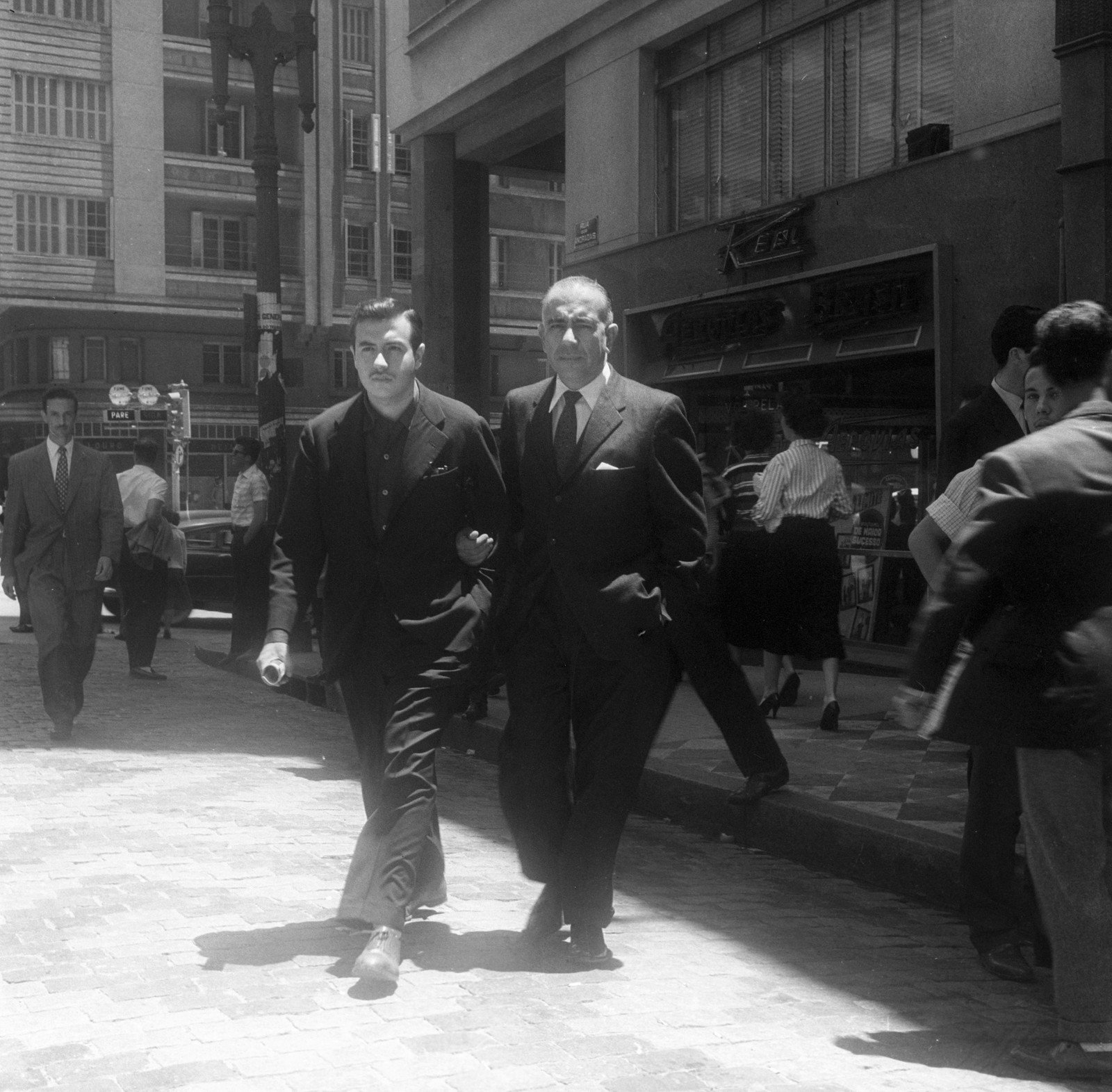 Érico Veríssimo com seu filho Luis Fernando Verissimo em Porto Alegre — Foto: Arquivo/Agência O Globo