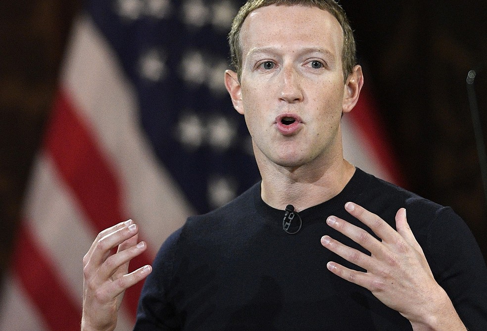 Mark Zuckerberg, do Facebook: “È mais seguro que entregar dinheiro a alguém e você não precisa ficar numa fila de banco” — Foto: Nick Wass/AP