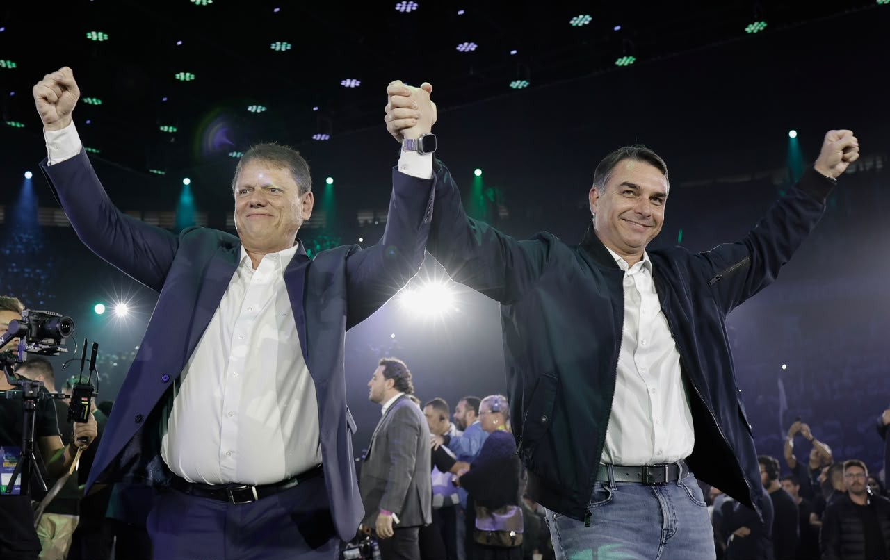 BASTIDORES:  Tarcísio defendeu apoio a Flávio, mas pragmatismo do Republicanos prevaleceu