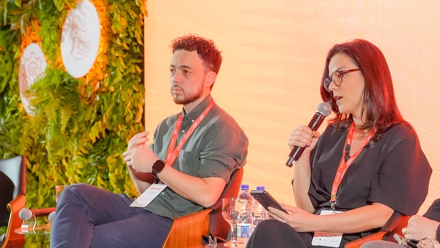 Danilo Maeda, diretor-geral da Beon, e Helena Mader, diretora da Seta