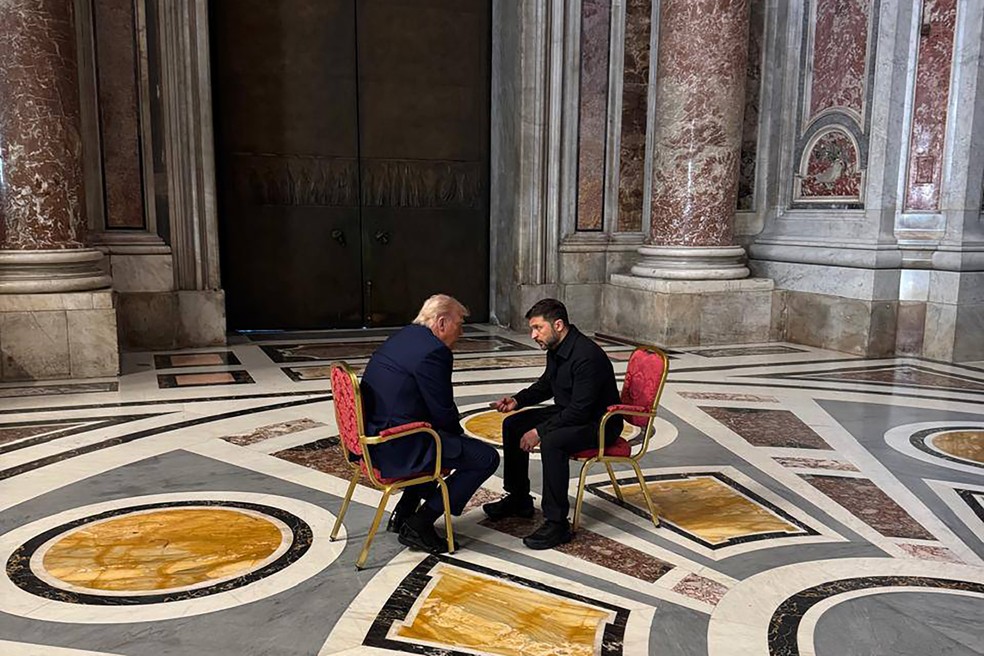 Donald Trump e Volodymyr Zelensky se reuniram antes de cerimônia fúnebre de papa Francisco — Foto: Ukrainian Presidential Press Office via AP