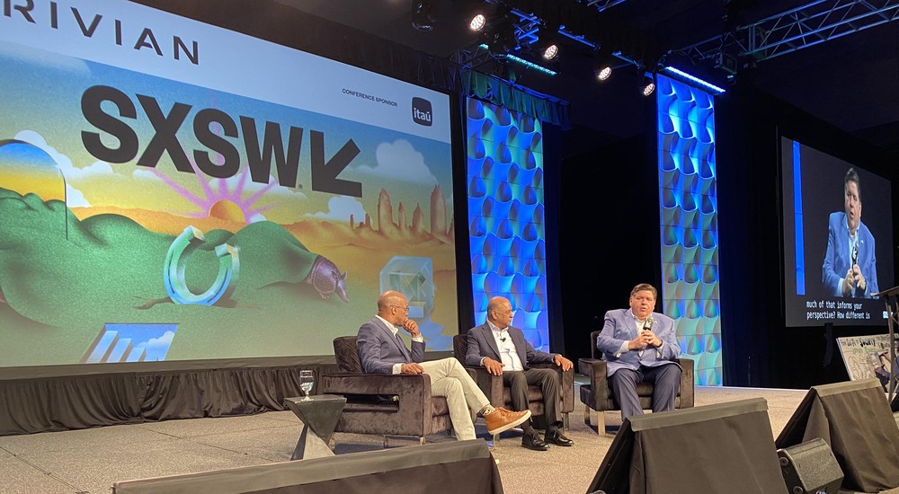 O governador de Illinois, Jay Robert Pritzker (à direita), participa de painel com o CEO da IBM, Arvind Krishna (centro) e o jornalista Jon Fortt no SXSW 2025. — Foto: Foto: Daniela Braun/Valor