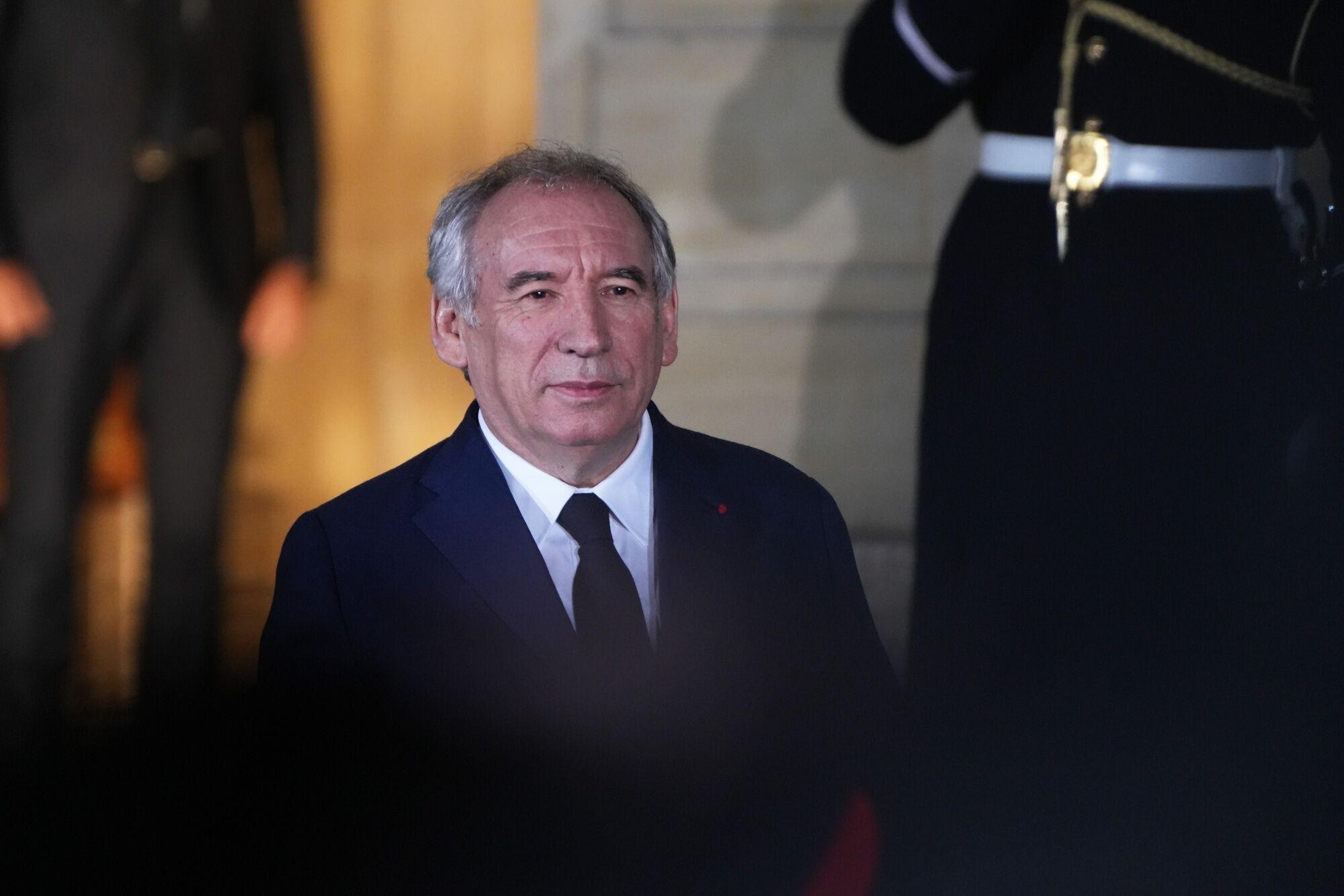 Premiê da França sobrevive à votação de moção de censura