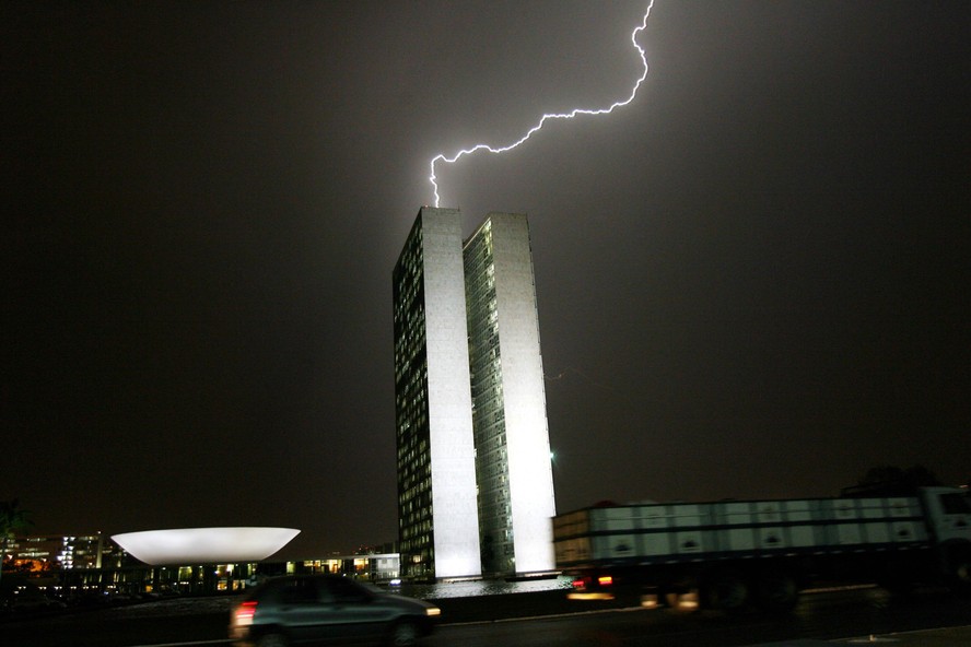 04332472   	Data da Foto: 	22/08/2006   	Data da Publicação: 	28/06/2009   	Título: 	   	Assunto: 	   	Legenda: 	Raio atinge o prédio do Congresso Nacional durante forte chuva em Brasília (DF), a primeira no mês de agosto de 2006, período de seca na re