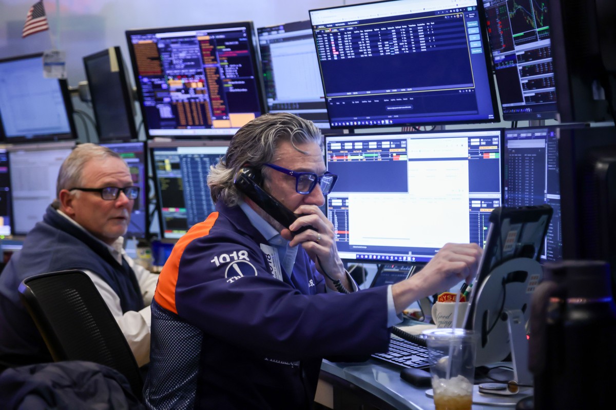 Wall Street: Dow Jones sube 1,32% mientras Nasdaq cae 0,91%