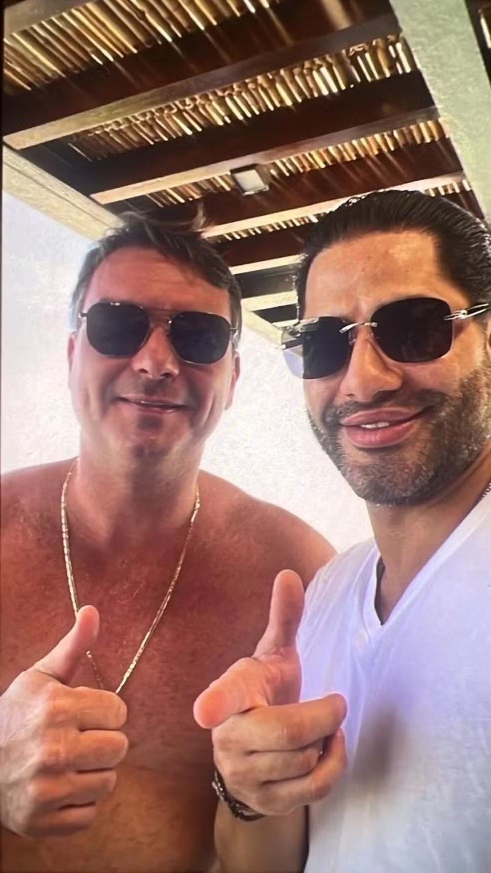 Flávio Bolsonaro e "Sicário" de Daniel Vorcaro em foto divulgada pelo ICL — Foto: Reprodução/ICL Notícias