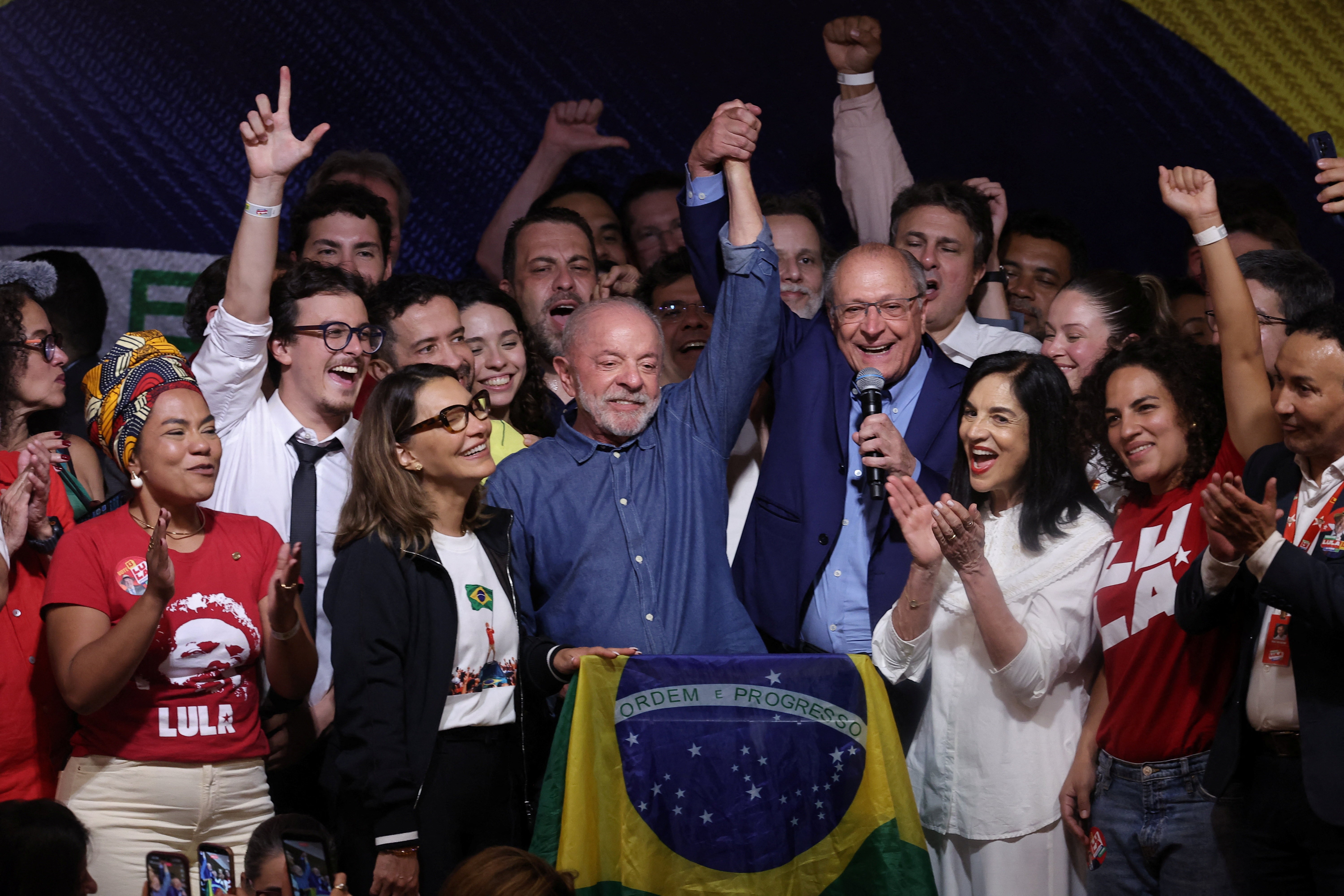 Em discurso da vitória, Lula agradece Janones, reclama de 'intromissão' externa e diz que fará um governo 'diferente'