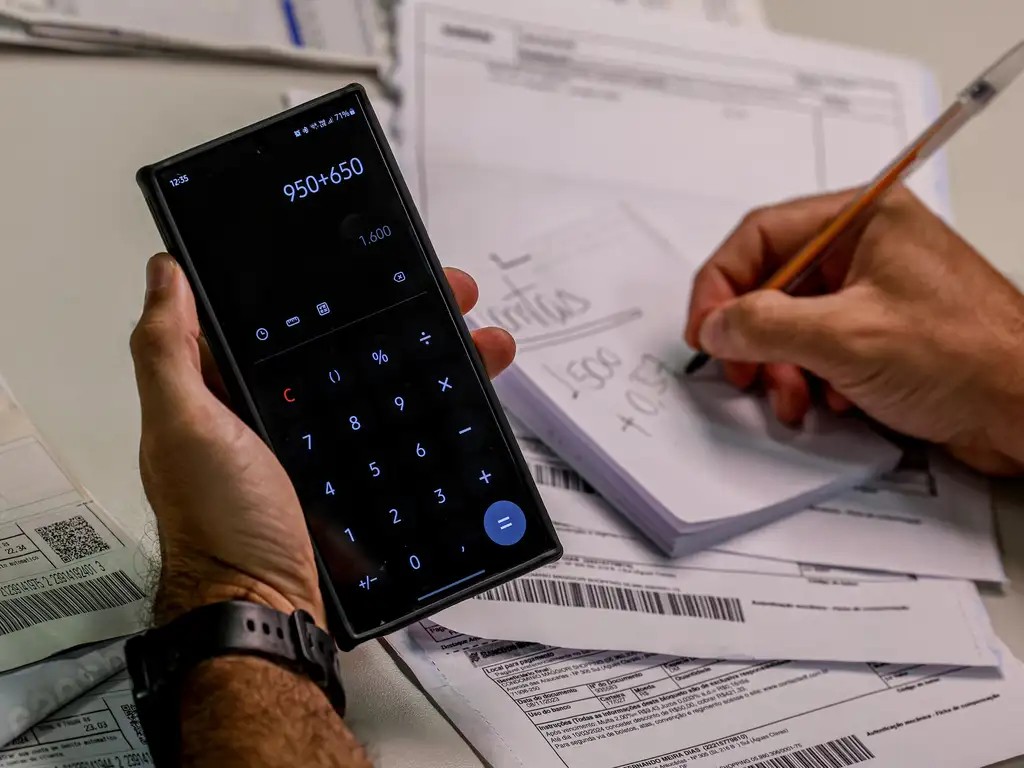 Juros futuros recuam, em linha com o movimento externo antes de leilão