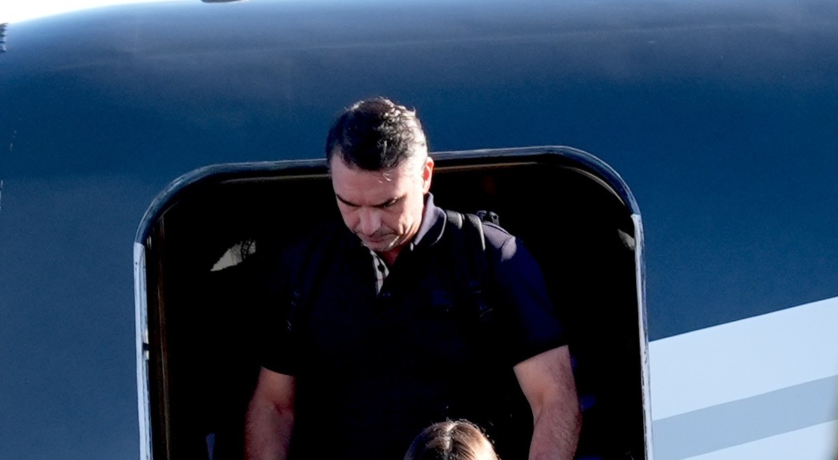 Região: Entenda por que Flávio Bolsonaro fugiu do Brasil para os EUA