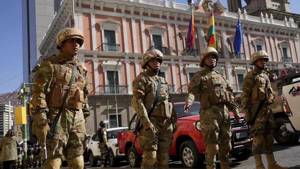 Soldados na praça Murillo, em La Paz, Bolívia — Foto: Juan Karita/AP