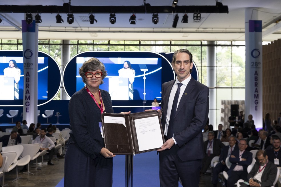 Juliana Pereira, presidente do IPSConsumo, e Gustavo Ribeiro, presidente da Abramge, lançaram a iniciativa pioneira Observatório do Consumidor da Saúde — Foto: Leo Orestes/G.lab