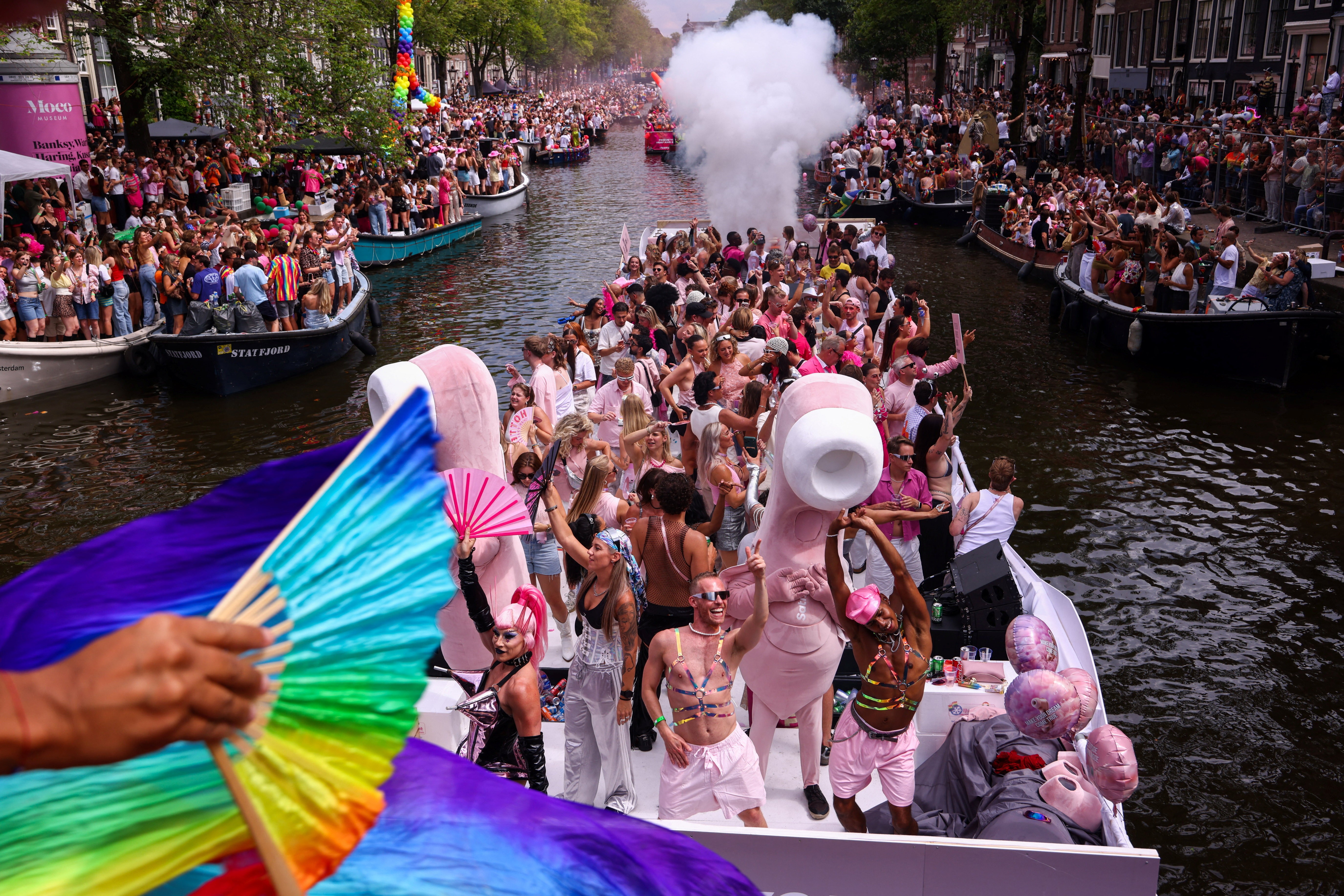 Milhares de pessoas se reúnem em Amsterdã para Parada do Orgulho, à sombra do ataque em Berlim - QTU Questões do Universo
