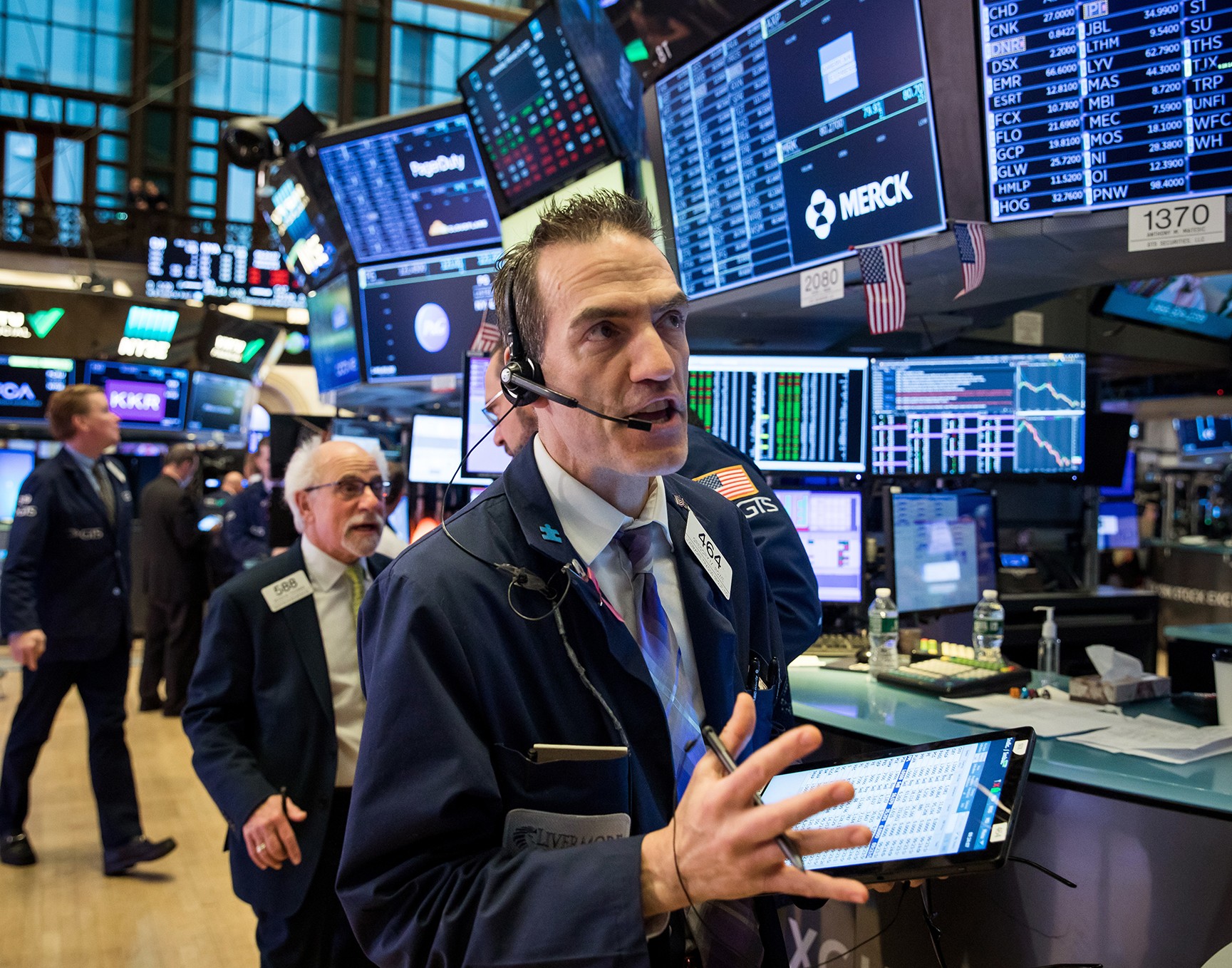 Em NY, Dow Jones renova recorde com suporte de ‘big techs’ e alívio no petróleo - QTU Questões do Universo