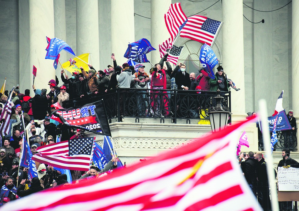Simpatizantes do presidente Donald Trump invadem o Capitólio, o prédio do Congresso nos EUA, em Washington — Foto: Graeme Sloam/Bloomberg