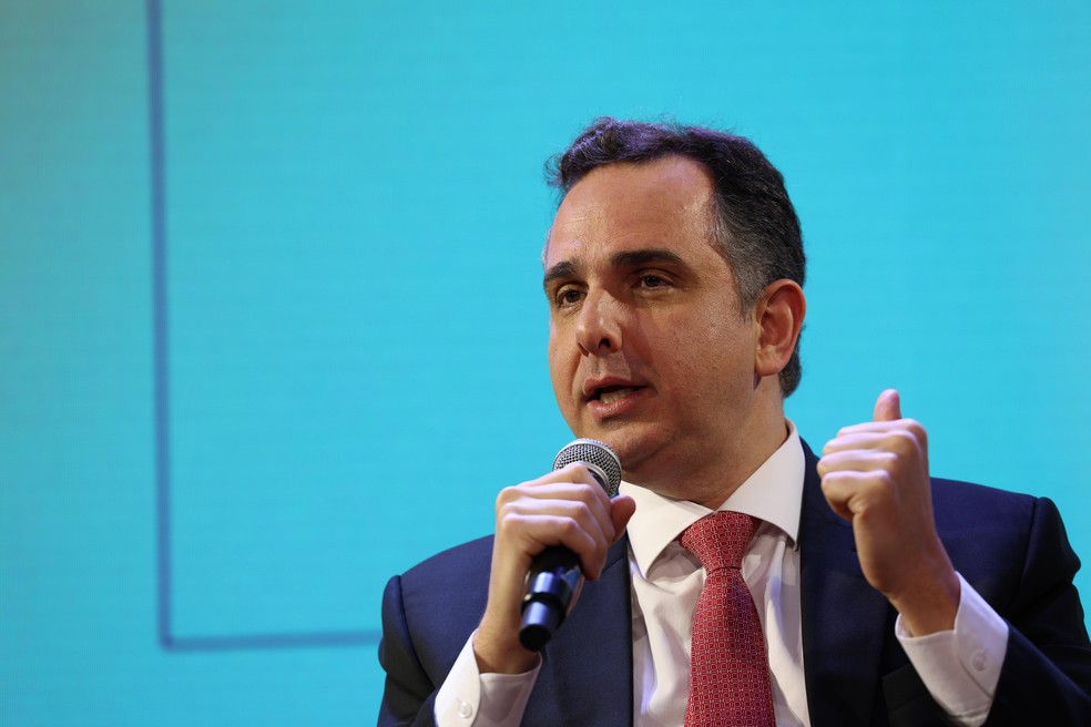O senador Rodrigo Pacheco destacou, durante o lançamento do livro, a necessidade de reforma da legislação vigente, o Código Civil de 2002, especialmente por causa das mudanças geradas na sociedade pela "tecnologia e informatização" — Foto: Rovena Rosa/Agência Brasil