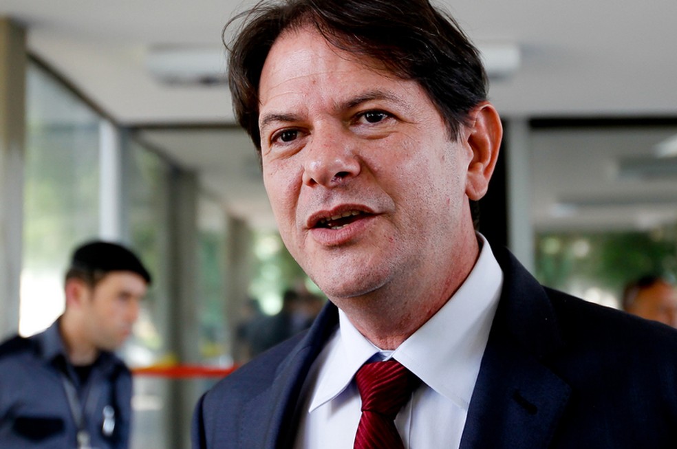 Cid Gomes em Brasília: "Não há nenhuma sondagem, nenhum convite ao Ciro para assumir nenhum ministério no governo da presidente Dilma" — Foto: Alan Marques/Folhapress