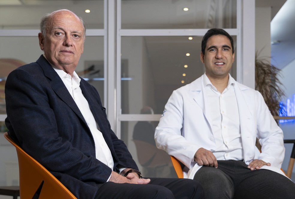 O professor Giovanni Cerri, do hub de inovação do Hospital das Clínicas, e o radiologista Bruno Aragão, cofundador da startup MaChiron — Foto: Fernando Martinho/Valor