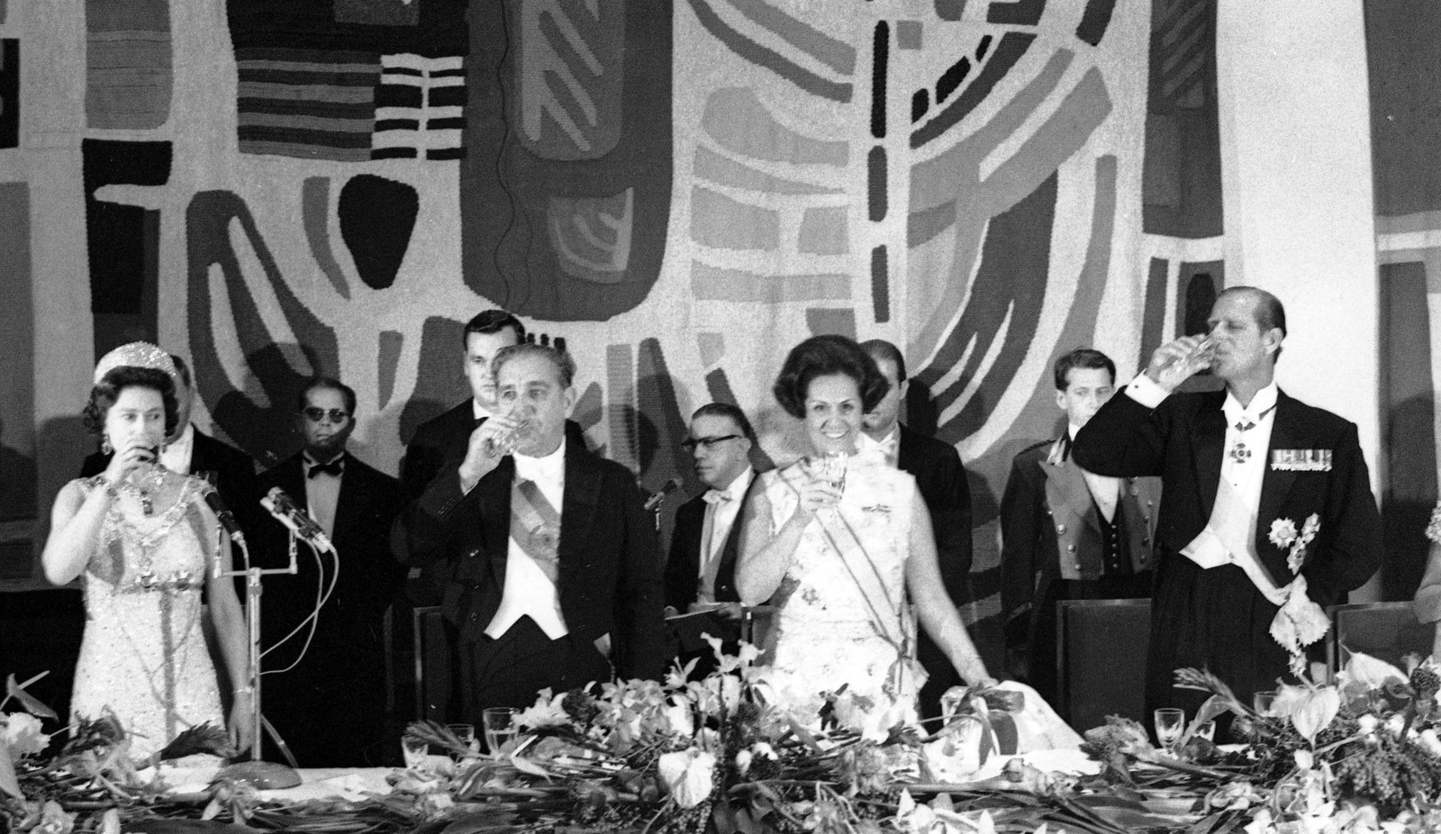 Na visita ao Brasil em 1968, o Itamaraty ofereceu um banquete em homenagem à rainha. Na foto, o presidente Artur da Costa e Silva, sua esposa, D. Iolanda, e o príncipe Philip — Foto: Arquivo o Globo/Agência O Globo