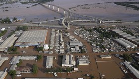 Governo estuda fontes para pagar contas de consumidores do RS afetados por enchentes, diz Silveira