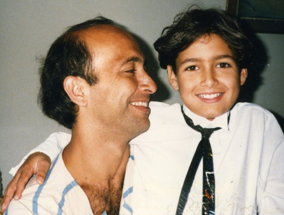 Com o filho primogênito. “Meus filhos tiveram sorte, pois nasceram em uma família longeva” — Foto: Acervo pessoal