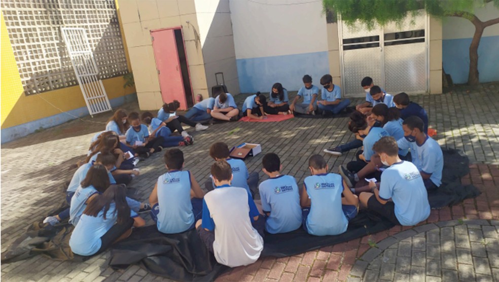 Crianças de um colégio municipal de Rio das Ostras: Ela conta que a desmotivação provocada pelas aulas on-line tem reverberado na volta presencial — Foto: Reprodução