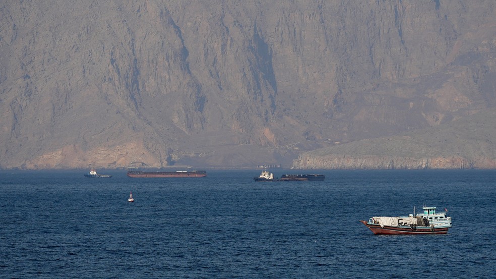Navios e petroleiros no Estreito de Ormuz , ao largo da costa de Musandam, Omã — Foto: REUTERS/Stringer REFILE
