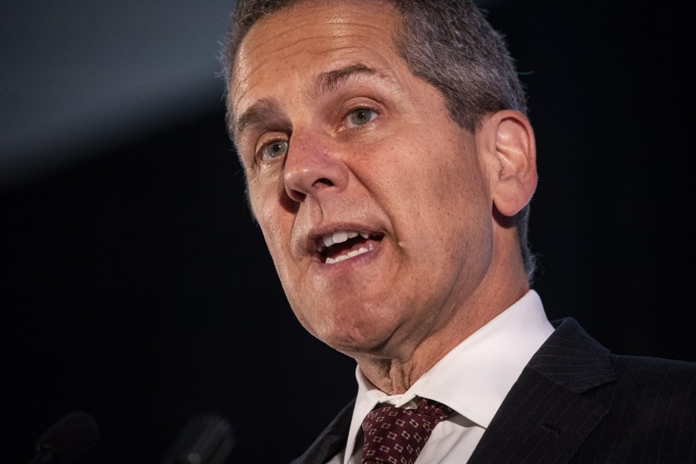 O chefe da área de Supervisão do Fed, Michael Barr, foi encarregado de apresentar as mudanças nesta terça-feira — Foto: Al Drago/Bloomberg