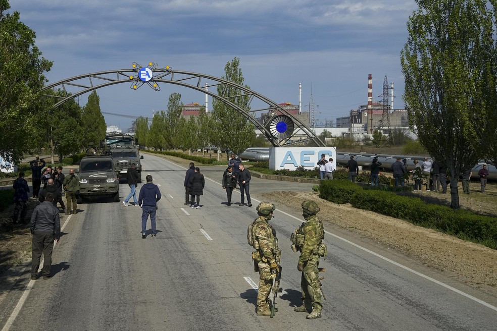 Alerta para risco de desastre: estrada que leva a Zaporizhzhia, onde fica maior usina nuclear da Europa, é patrulhada por russos — Foto: AP