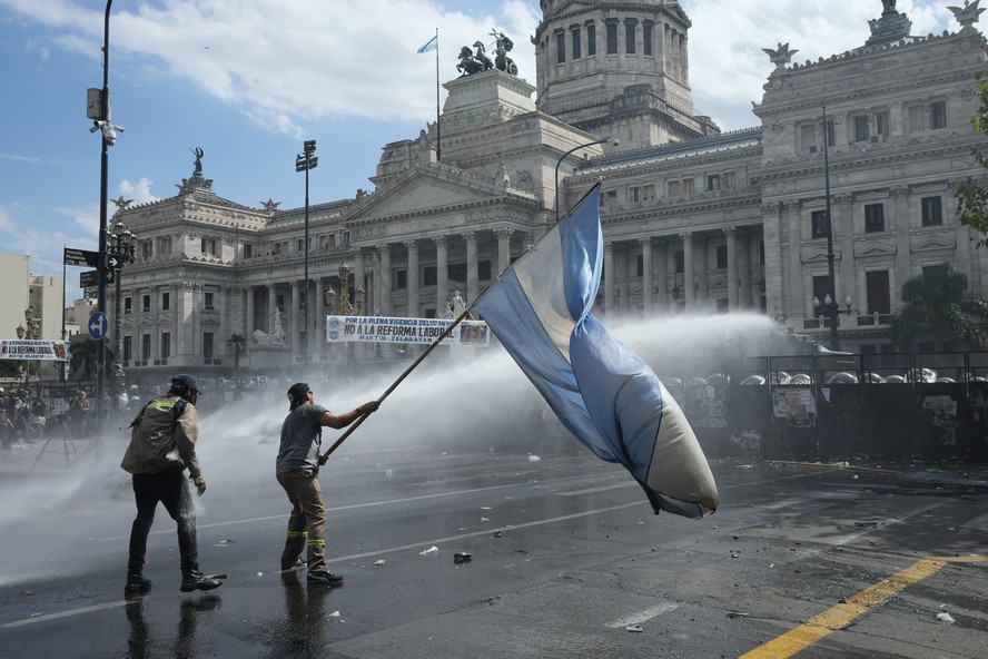 Em vitória para Milei, Senado da Argentina aprova projeto de reforma