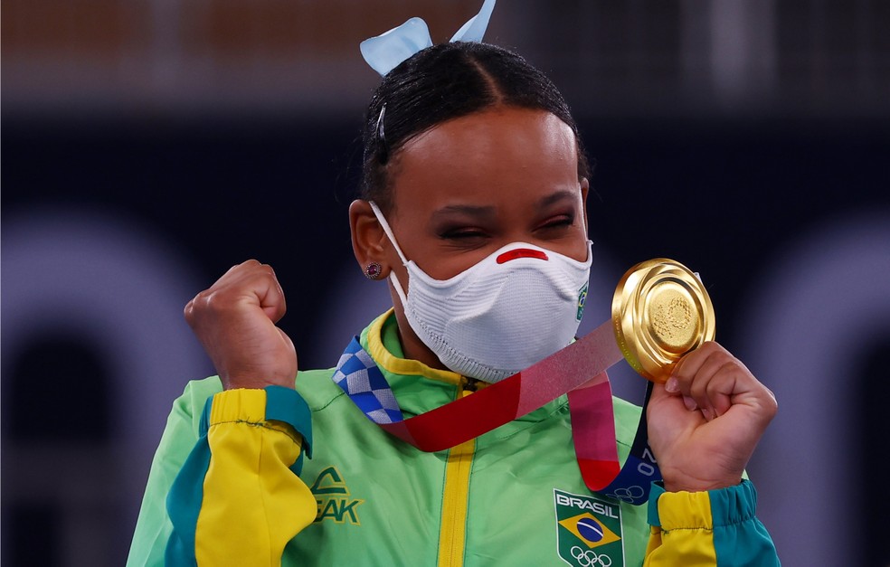 A ginasta Rebeca Andrade é primeira brasileira a ganhar duas medalhas (ouro e prata) em uma mesma Olimpíada: qualidade técnica e resiliência mental — Foto: Reuters