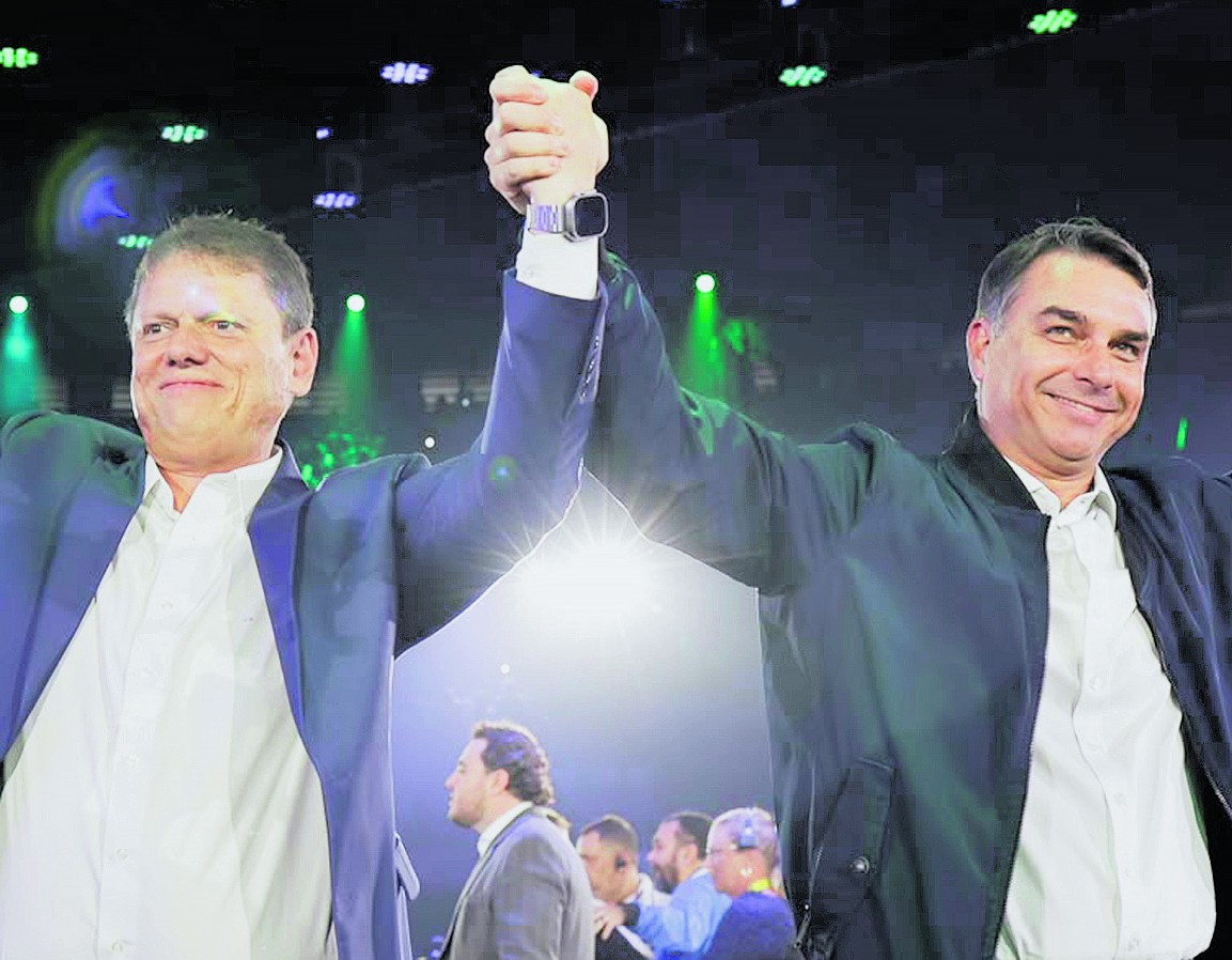Tarcísio endossa Flávio, que tenta apoio do Republicanos - QTU Questões do Universo