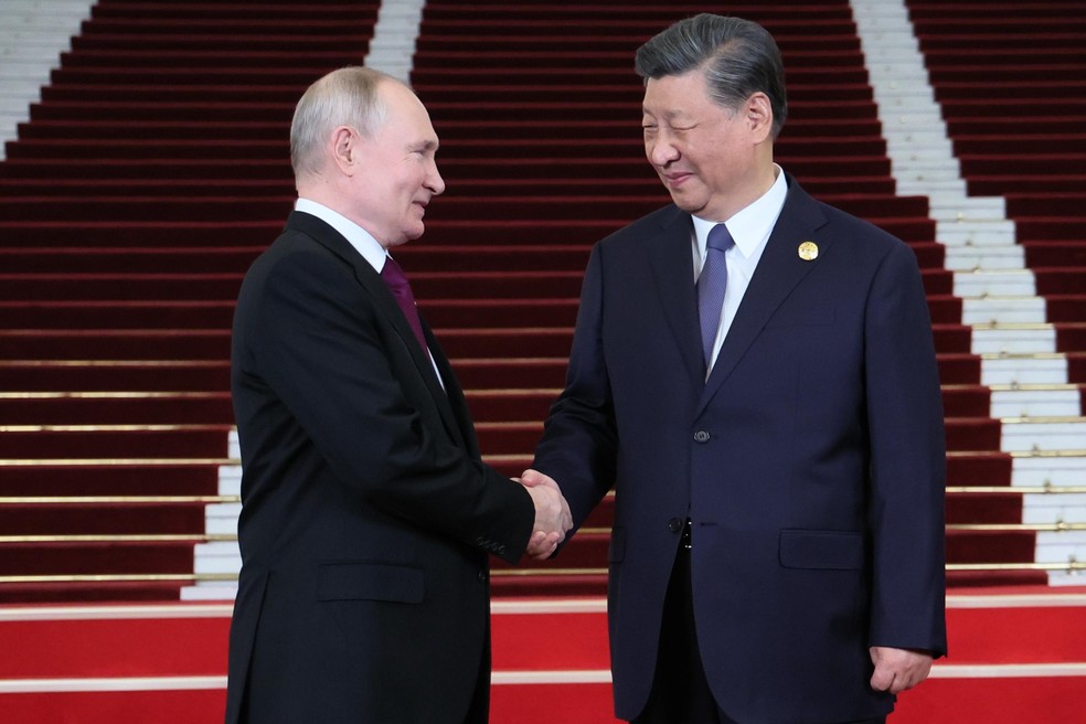 Putin e Xi tornaram seus países parceiros comerciais com meta de US$ 200 bilhões em negócios em 2024 — Foto: Sergey Savostyanov/AP