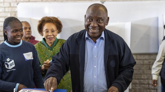 Africa do Sul: Partido de Mandela encolhe 30% no Parlamento e começa a negociar aliança