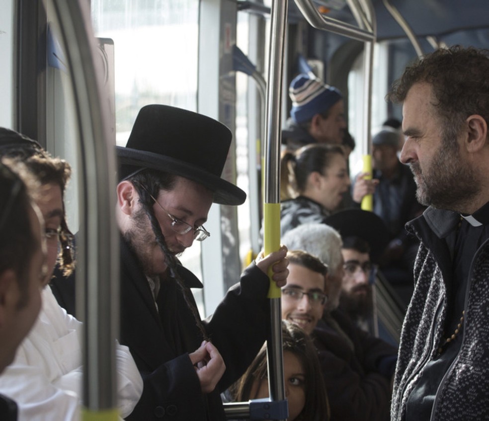 Filmado em locação real, "A Tramway in Jerusalem" costura fragmentos do cotidiano por meio de um mosaico em que cristãos, judeus e muçulmanos circulam em harmonia — Foto: Olivier Fitoussi/Divulgação