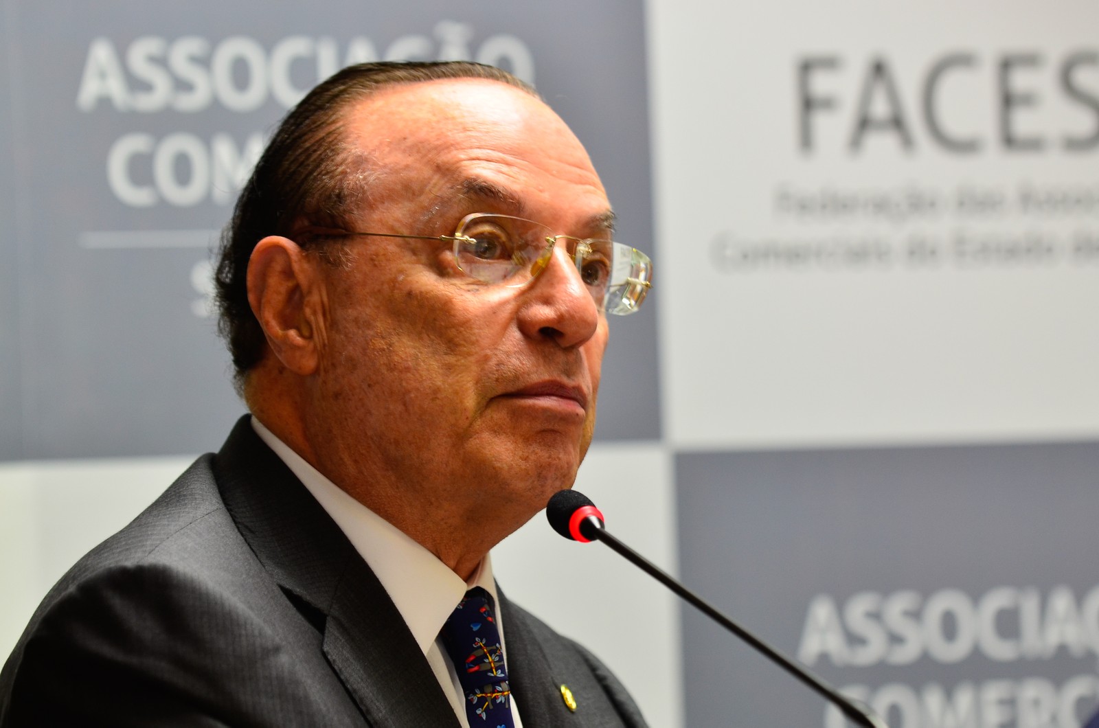 Condenado por lavagem de dinheiro, Paulo Maluf, ex-governador e ex-prefeito de São Paulo, foi levado para a Papuda em dezembro de 2017. Ele tinha 86 anos na época e permaneceu no presídio por cerca de três meses, quando foi transferido para prisão domiciliar. A defesa alegou, na ocasião, problemas graves de saúde: câncer na proposta em estágio avançado e uma doença degenerativa na coluna lombar. Em maio de 2023, teve as penas extintas pelo STF. O ministro Edson Fachin, atual presidente da Corte, entendeu que Maluf se encaixava nos critérios do indulto de Natal assinado pelo ex-presidente Jair Bolsonaro no fim de 2022. Foto: Rovena Rosa/Agência Brasil