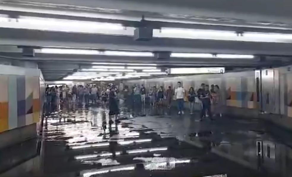 Chuva causou alagamento dentro da estação Santana da Linha 1 - Azul do Metrô de São Paulo na sexta — Foto: Reprodução/g1