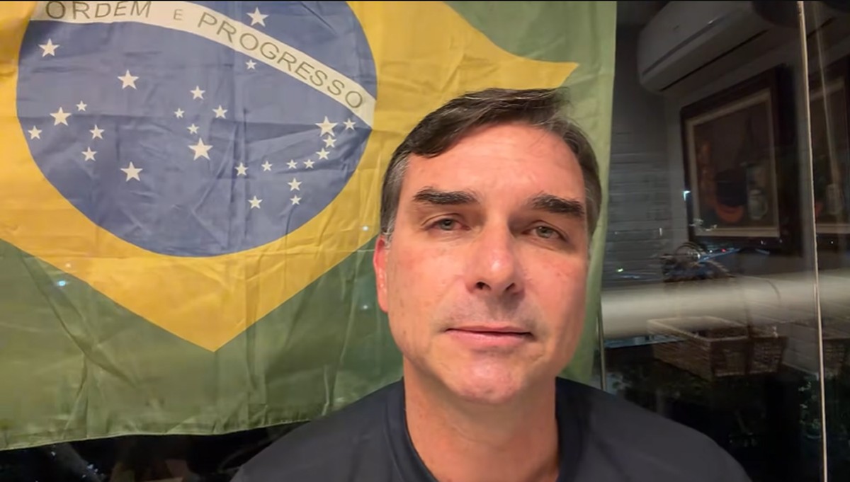 Thượng nghị sĩ Flávio Bolsonaro trong buổi phát trực tiếp nói về quyết định của Moraes cấm ông thăm Jair Bolsonaro — (Ảnh: Reprodução/YouTube - Flávio Bolsonaro)