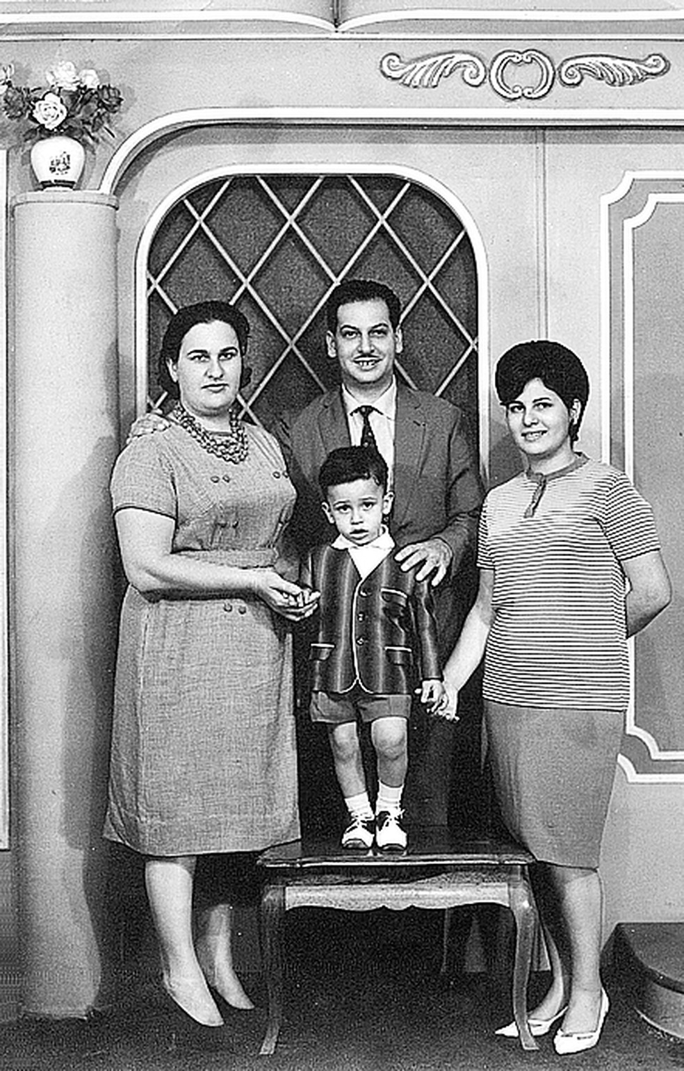O menino Carlos com os pais, Emiliano e Ana, e a irmã Nanci — Foto: Acervo pessoal