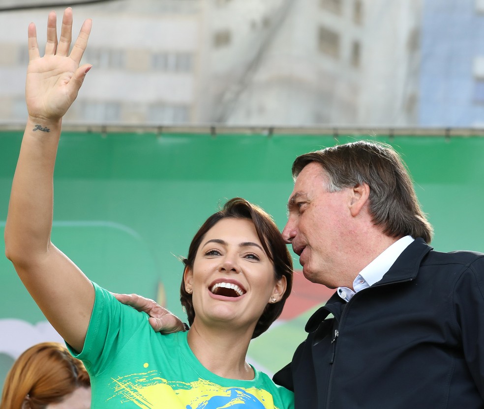 Governo Bolsonaro tentou trazer ilegalmente joias de R$ 16,5 milhões para  Michelle, diz jornal