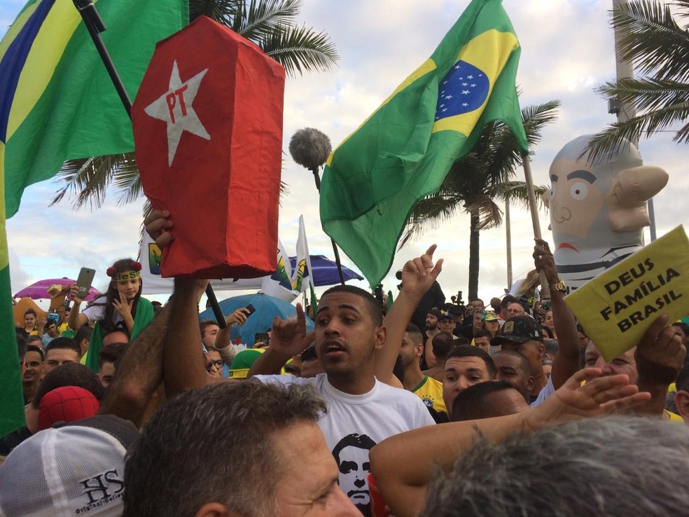 Apoiadores de Bolsonaro festejam em frente à residência do candidato — Foto: Cristiane Agostini/Valor