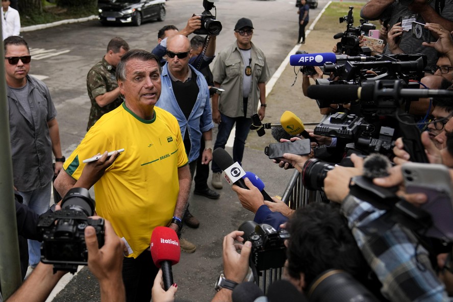 Jair Bolsonaro fala com jornalistas, no Rio