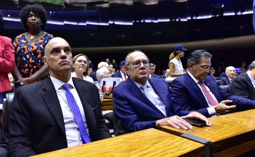 Ao lado de Alexandre de Moraes, ministro Gilmar Mendes acompanha sessão de abertura do Ano Legislativo — Foto: Zeca Ribeiro/Câmara dos Deputados