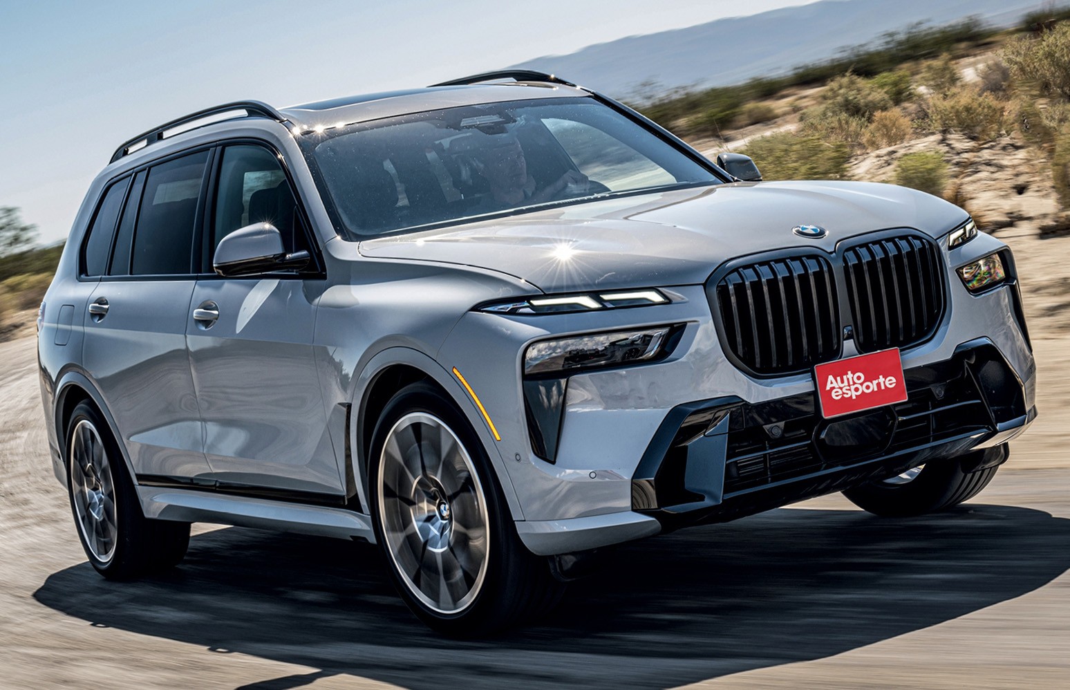 BMW X7 é gigante de R$ 1 milhão que estaciona sozinho