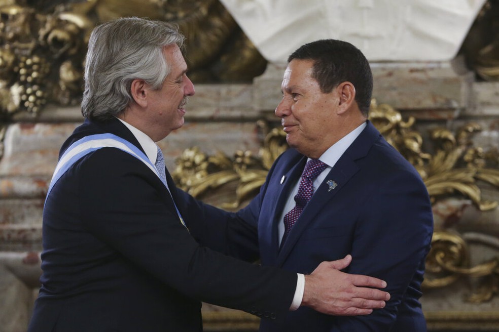 Alberto Fernández e Hamilton Mourão  — Foto: AP Photo/Daniel Jayo