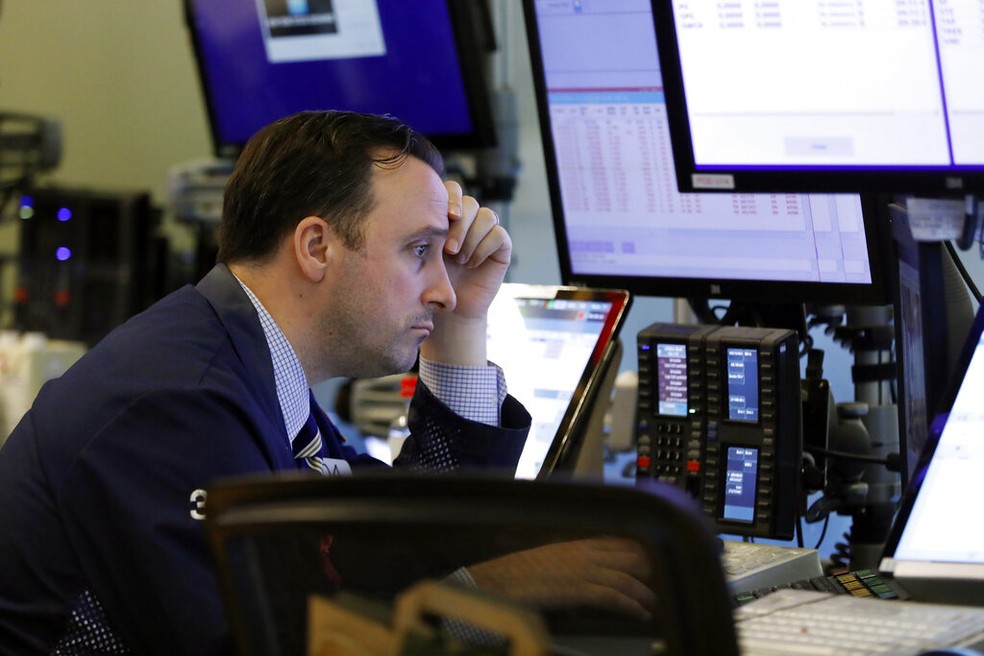 Bolsas de Nova York com ligeira queda após discurso de Jerome Powell em dia com poucos indicadores