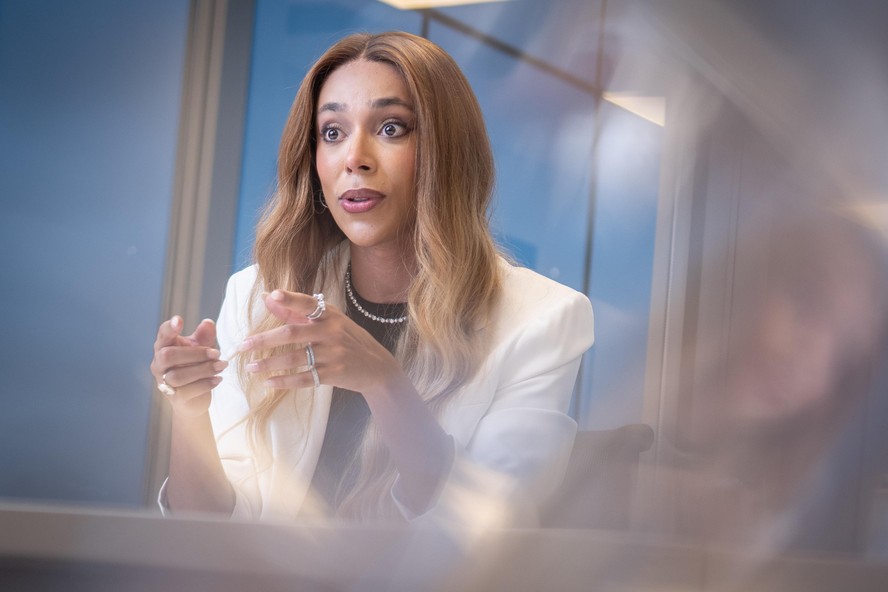 Érika Hilton aciona AGU contra Nikolas por desinformação sobre Lei