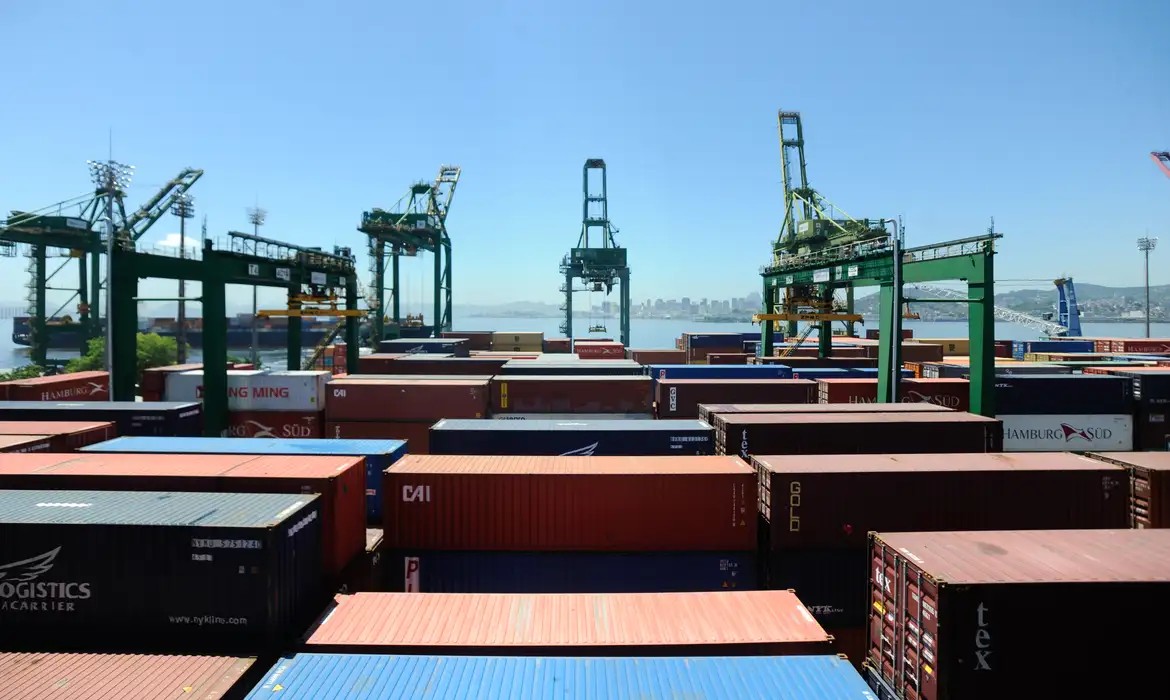 Entenda o que é o tarifaço da Seção 301 que entra em vigor hoje e como ele afeta o Brasil e as empresas brasileiras